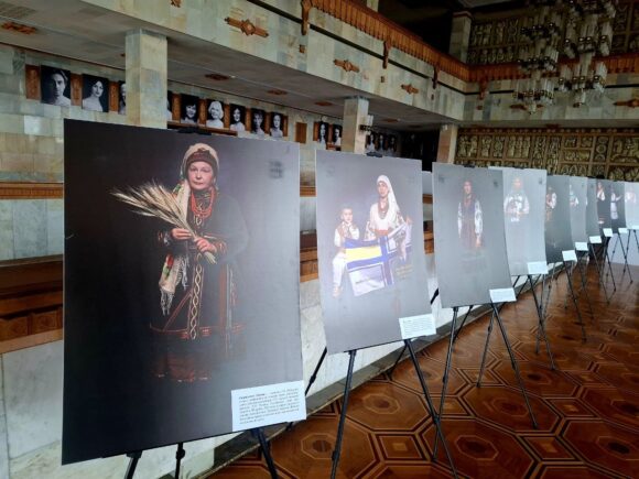 У Франківському драмтеатрі відкрилася фотовиставка «Горизонти надії» — 30 портретів жінок, які чекають