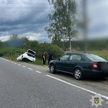 На Надвірнянщині зіткнулися два легковики: один з автомобілів злетів у кювет (ФОТО) На Надвірнянщині зіткнулися два легковики: один з автомобілів злетів у кювет (ФОТО)