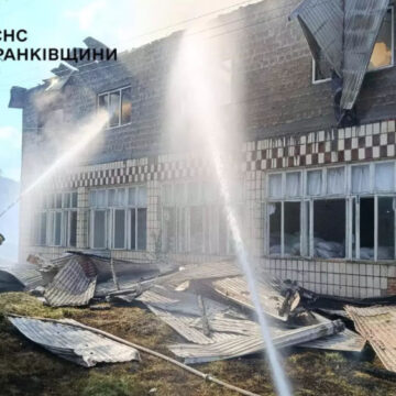 Вогнеборці ліквідували масштабну пожежу будівлі колишнього ресторану на Косівщині Вогнеборці ліквідували масштабну пожежу будівлі колишнього ресторану на Косівщині