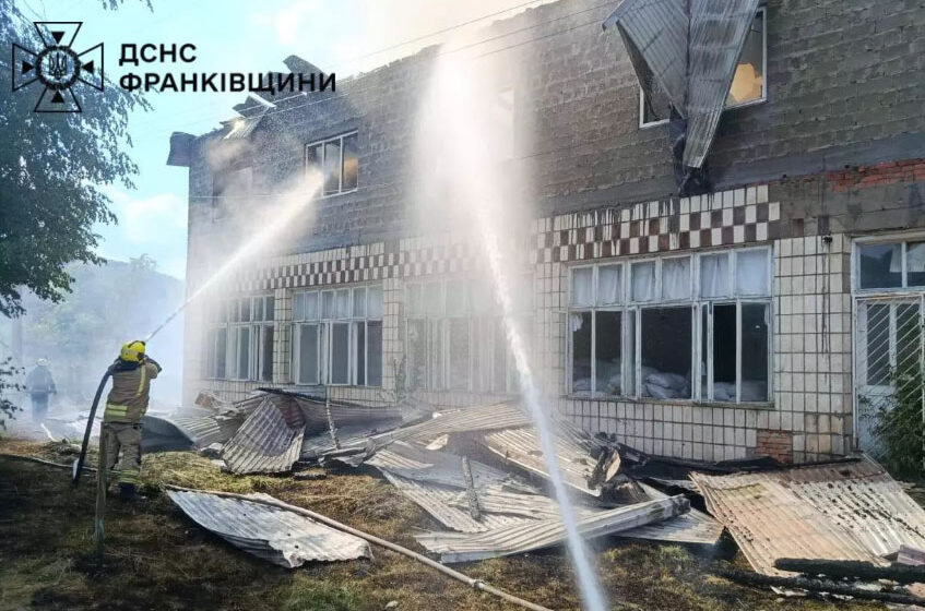 Вогнеборці ліквідували масштабну пожежу будівлі колишнього ресторану на Косівщині Вогнеборці ліквідували масштабну пожежу будівлі колишнього ресторану на Косівщині
