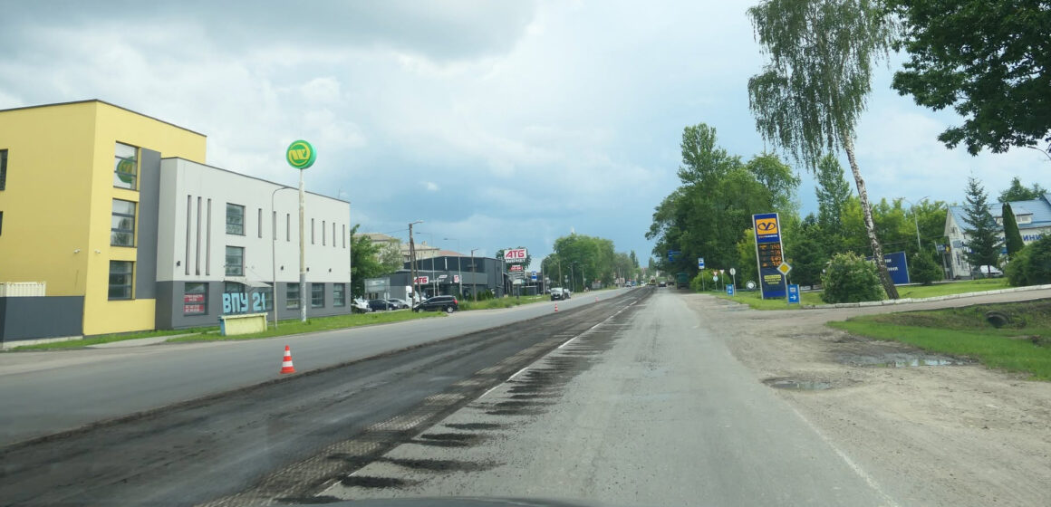 На дорогах Прикарпаття оновлюють розмітку та ліквідовують ямковість На дорогах Прикарпаття оновлюють розмітку та ліквідовують ямковість