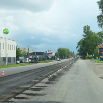 На дорогах Прикарпаття оновлюють розмітку та ліквідовують ямковість На дорогах Прикарпаття оновлюють розмітку та ліквідовують ямковість