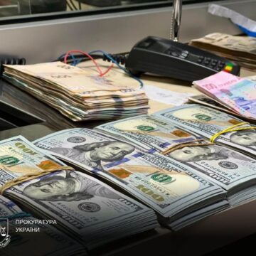 Прокурори передали до АРМА майже 7 млн грн, вилучених у справі про незаконний обіг зброї на Прикарпатті Прокурори передали до АРМА майже 7 млн грн, вилучених у справі про незаконний обіг зброї на Прикарпатті