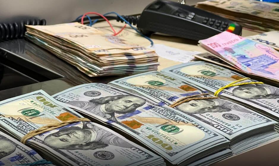 Прокурори передали до АРМА майже 7 млн грн, вилучених у справі про незаконний обіг зброї на Прикарпатті Прокурори передали до АРМА майже 7 млн грн, вилучених у справі про незаконний обіг зброї на Прикарпатті