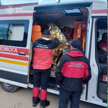 Постраждала внаслідок удару блискавки: у Карпатах рятувальники надали допомогу туристці з Чернівців