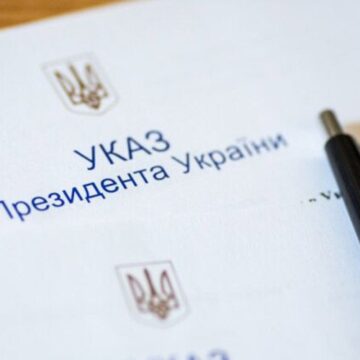 З нагоди Дня Конституції Володимир Зеленський нагородив п’ятьох видатних прикарпатців З нагоди Дня Конституції Володимир Зеленський нагородив п’ятьох видатних прикарпатців