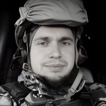 У Запоріжжі на «Дереві пам’яті» увічнили ім’я полеглого поліцейського з Прикарпаття Василя Дрогомирецького У Запоріжжі на «Дереві пам’яті» увічнили ім’я полеглого поліцейського з Прикарпаття Василя Дрогомирецького