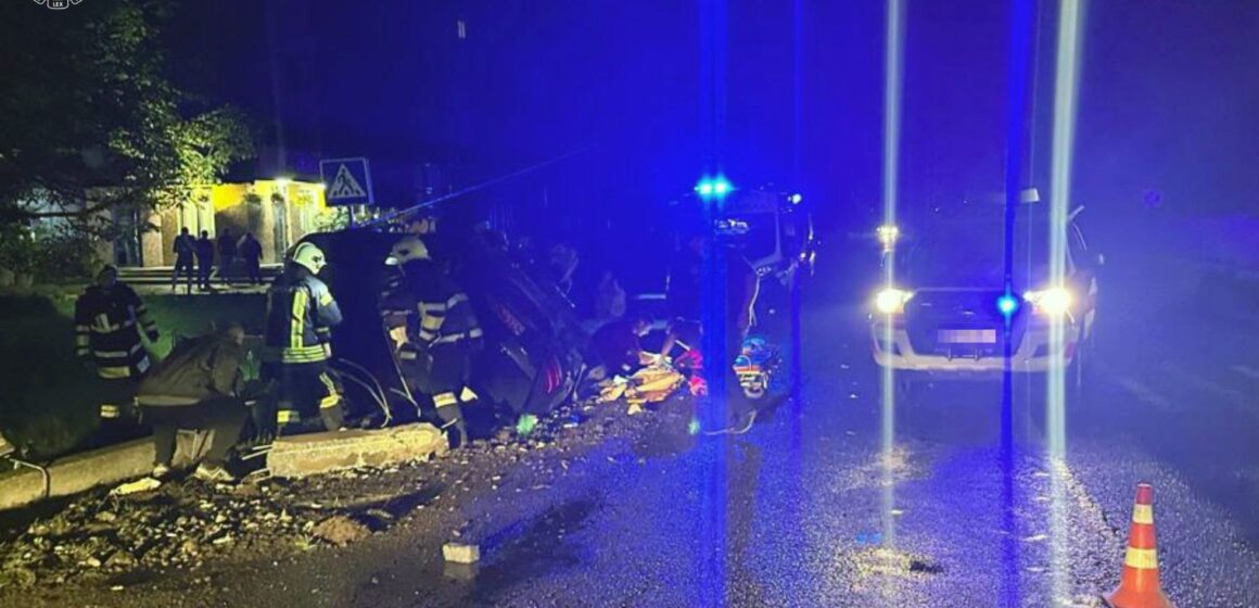 Львівщина у скорботі: троє неповнолітніх загиблих, двоє іменинників серед пасажирів та втеча з місця ДТП Львівщина у скорботі: троє неповнолітніх загиблих, двоє іменинників серед пасажирів та втеча з місця ДТП