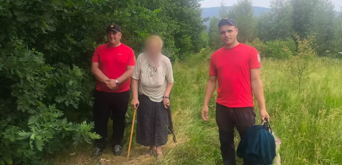 На Калущині рятувальники розшукали у лісі заблукалу 80-річну жінку