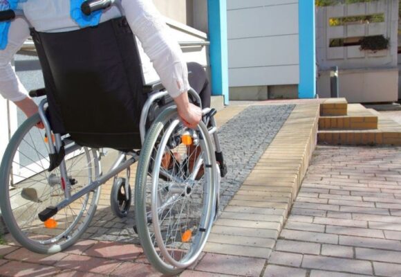 У Франківську анонсували міську відзнаку «Тут доступно» — заклади отримають табличку і грошову нагороду від міста