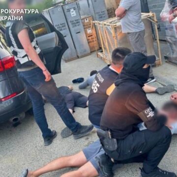 На Івано-Франківщині затримали чоловіка з Чернігівщини, який за 6 тис євро допомагав військовозобов’язаним нелегально виїхати з України