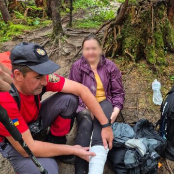 У Карпатах травмувалась туристка: знадобилась допомога рятувальників (ФОТО) У Карпатах травмувалась туристка: знадобилась допомога рятувальників (ФОТО)