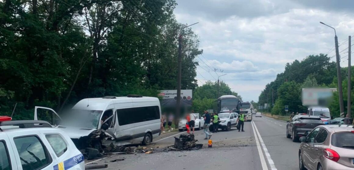 Біля Франківська пасажирський мікроавтобус потрапив у ДТП: 15 людей у лікарні (ФОТО)