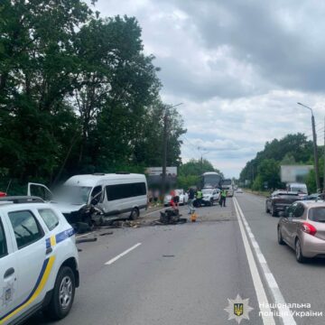 Біля Франківська пасажирський мікроавтобус потрапив у ДТП: 15 людей у лікарні (ФОТО) Біля Франківська пасажирський мікроавтобус потрапив у ДТП: 15 людей у лікарні (ФОТО)