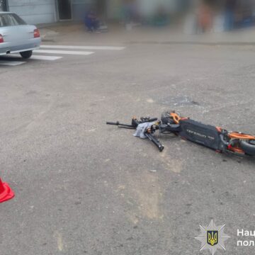 В Івано-Франківську 75-річний водій «ЗАЗ» збив підлітка на електросамокаті (ФОТО)