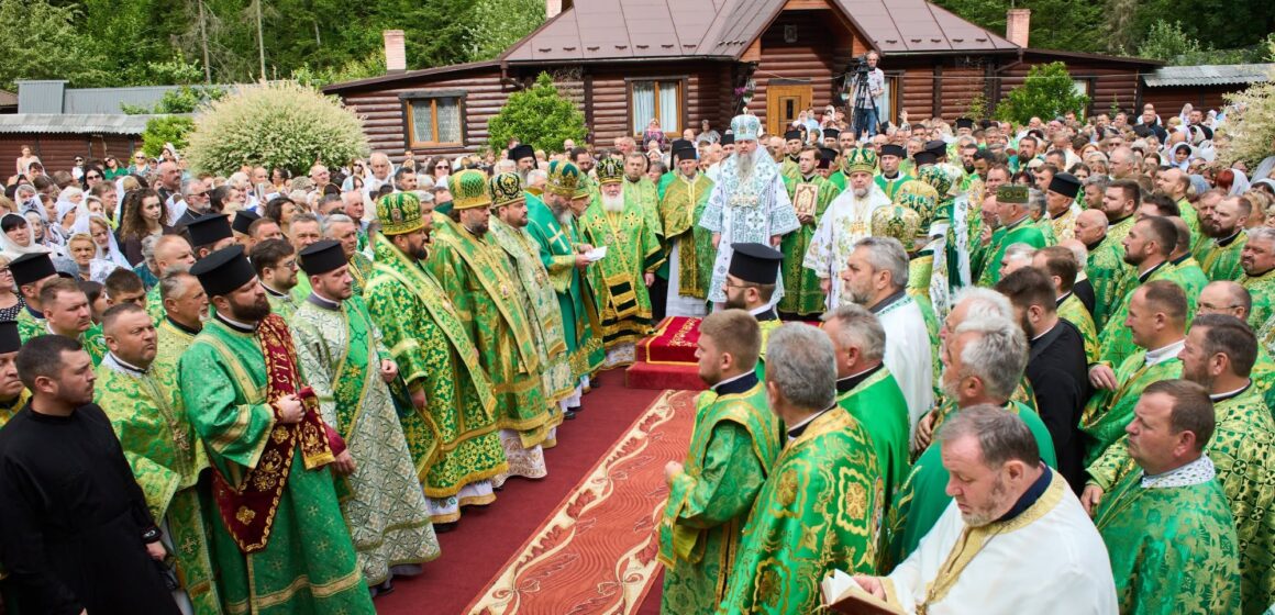 Молитва за перемогу на Українському Афоні: Митрополит Епіфаній очолив багатотисячну прощу в Маняві (ФОТО) Молитва за перемогу на Українському Афоні: Митрополит Епіфаній очолив багатотисячну прощу в Маняві (ФОТО)