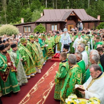 Молитва за перемогу на Українському Афоні: Митрополит Епіфаній очолив багатотисячну прощу в Маняві (ФОТО) Молитва за перемогу на Українському Афоні: Митрополит Епіфаній очолив багатотисячну прощу в Маняві (ФОТО)
