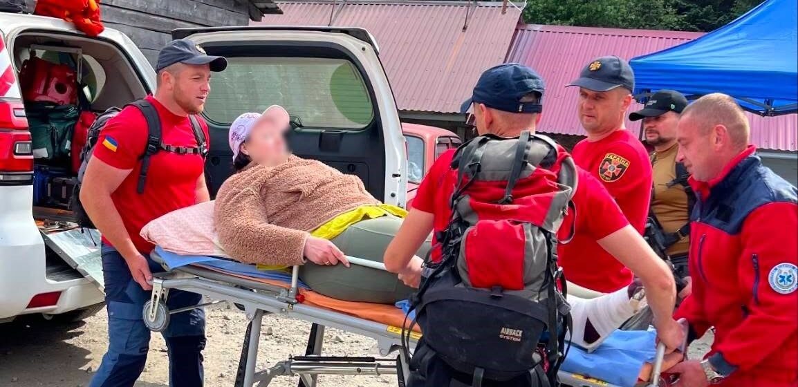 Під час спуску з Говерли травмувалась туристка з Дніпропетровщини: знадобилась допомога рятувальників (ФОТО) Під час спуску з Говерли травмувалась туристка з Дніпропетровщини: знадобилась допомога рятувальників (ФОТО)