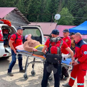 Під час спуску з Говерли травмувалась туристка з Дніпропетровщини: знадобилась допомога рятувальників (ФОТО) Під час спуску з Говерли травмувалась туристка з Дніпропетровщини: знадобилась допомога рятувальників (ФОТО)