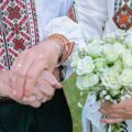 Любов, перевірена роками і війною: у Печеніжині одружились волонтери-переселенці з окупованих Олешок (ФОТО)