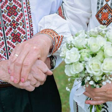 Любов, перевірена роками і війною: у Печеніжині одружились волонтери-переселенці з окупованих Олешок (ФОТО) Любов, перевірена роками і війною: у Печеніжині одружились волонтери-переселенці з окупованих Олешок (ФОТО)