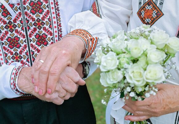 Любов, перевірена роками і війною: у Печеніжині одружились волонтери-переселенці з окупованих Олешок (ФОТО)