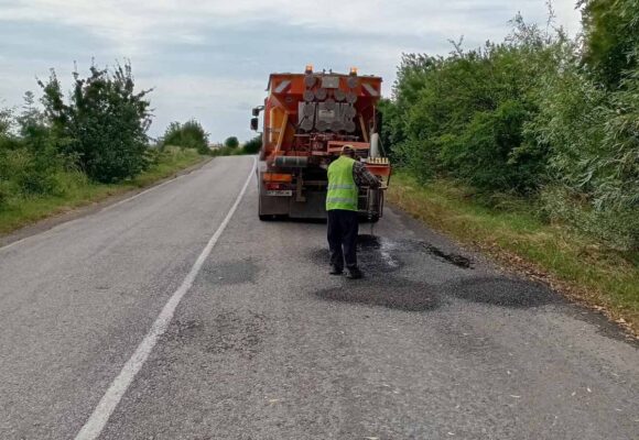 На двох трасах Прикарпаття сьогодні латають ями — де чекати на дорожню техніку
