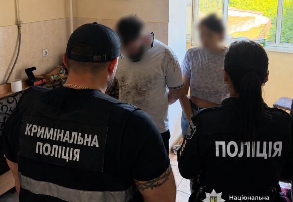 У Богородчанах і Яремчі правоохоронці розкрили дві наркосхеми — психотропи йшли поштою і через «закладки»