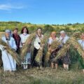 Серп, снопи і молитва за Героїв: у селі на Надвірнянщині відтворили традиції жнив