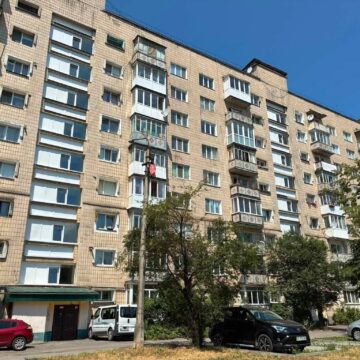 Де у Франківську ще цього року поміняють вікна в під’їздах. Оприлюднено список будинків та під’їздів