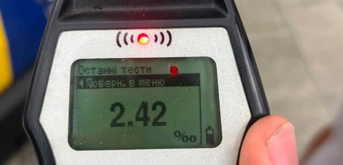 У Івано-Франківську водій наїхав на будівлю і втік з місця ДТП