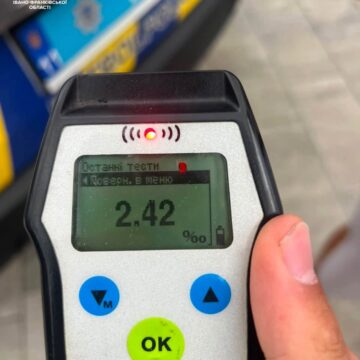 У Івано-Франківську водій наїхав на будівлю і втік з місця ДТП