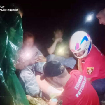 Невдалий спуск з Маковиці: рятувальники надавали допомогу туристці Невдалий спуск з Маковиці: рятувальники надавали допомогу туристці