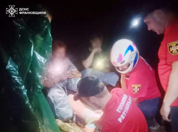Невдалий спуск з Маковиці: рятувальники надавали допомогу туристці Невдалий спуск з Маковиці: рятувальники надавали допомогу туристці
