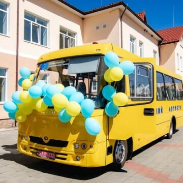 Два шкільні автобуси для Надвірнянщини передали сьогодні з області Два шкільні автобуси для Надвірнянщини передали сьогодні з області