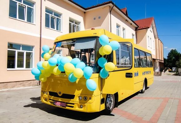 Два шкільні автобуси для Надвірнянщини передали сьогодні з області