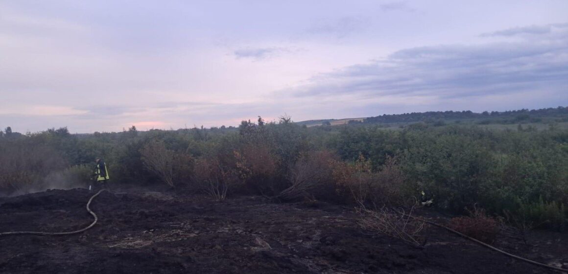 У Букачівській громаді триває гасіння осередку торф’яної пожежі