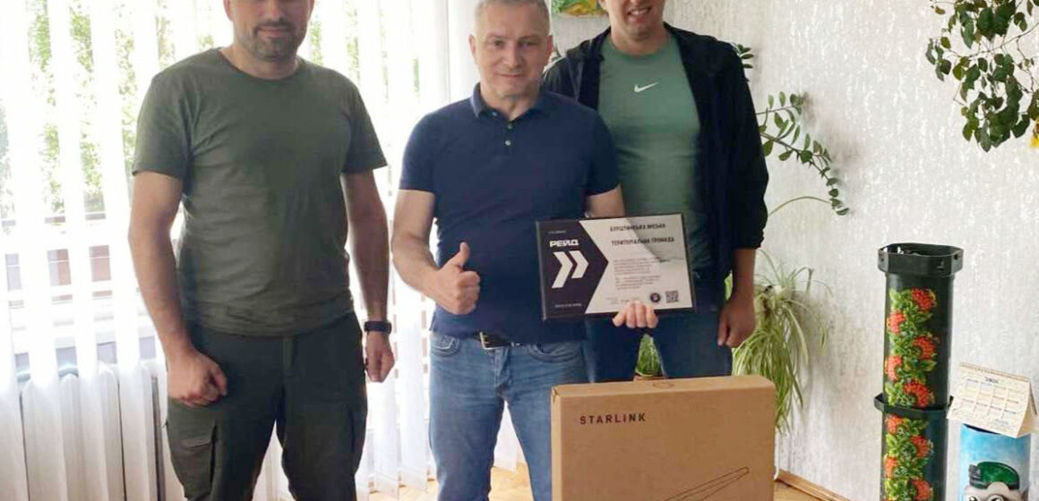 Зарядну станцію та старлінк передали на фронт від Бурштинської громади