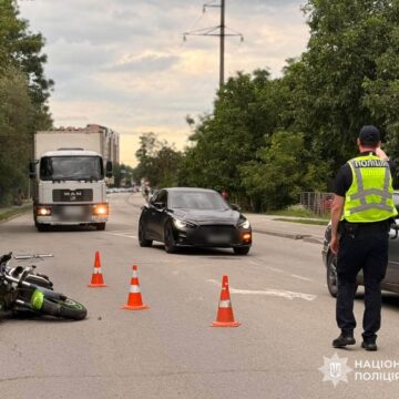 Поліцейські встановлюють обставини аварії, у якій травмувалася 5-річна дитина Поліцейські встановлюють обставини аварії, у якій травмувалася 5-річна дитина