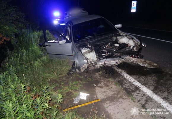 У Делятині нетверезий водій в’їхав у кам’яну огорожу – травмувалися троє пасажирів, серед яких 6-річна дитина