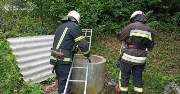 Рятувальники допомогли підняти тіло загиблої жінки з колодязя Рятувальники допомогли підняти тіло загиблої жінки з колодязя