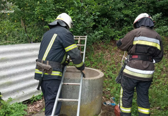 Рятувальники допомогли підняти тіло загиблої жінки з колодязя