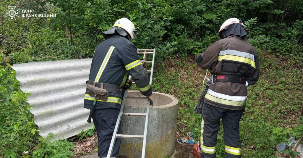Рятувальники допомогли підняти тіло загиблої жінки з колодязя Рятувальники допомогли підняти тіло загиблої жінки з колодязя
