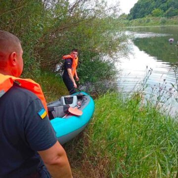 На Дністрі рятувальники допомогли двом чоловікам, які опинилися заблокованими на острівці посеред річки На Дністрі рятувальники допомогли двом чоловікам, які опинилися заблокованими на острівці посеред річки