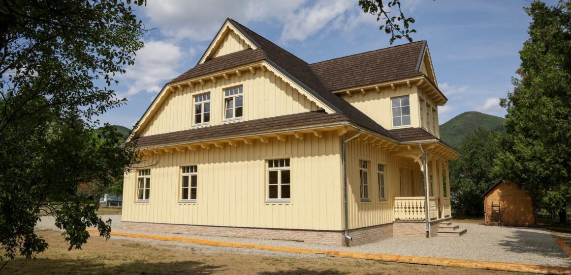 Завдяки міжнародній підтримці у Карпатському НПП відбудували знищену пожежею контору двох відділень (ФОТО)