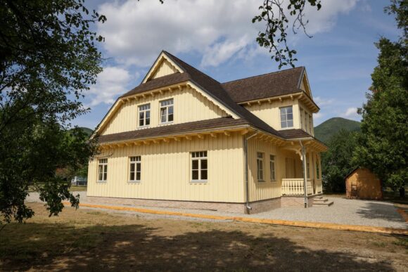 Завдяки міжнародній підтримці у Карпатському НПП відбудували знищену пожежею контору двох відділень (ФОТО) Завдяки міжнародній підтримці у Карпатському НПП відбудували знищену пожежею контору двох відділень (ФОТО)