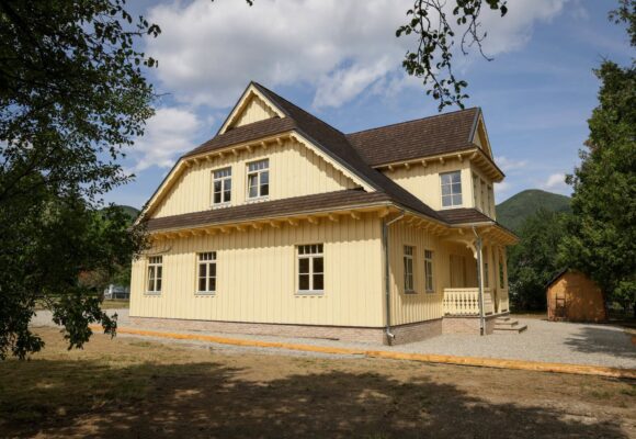 Завдяки міжнародній підтримці у Карпатському НПП відбудували знищену пожежею контору двох відділень (ФОТО)