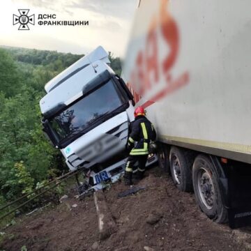 На Прикарпатті рятувальники деблокували водія вантажівки після ДТП
