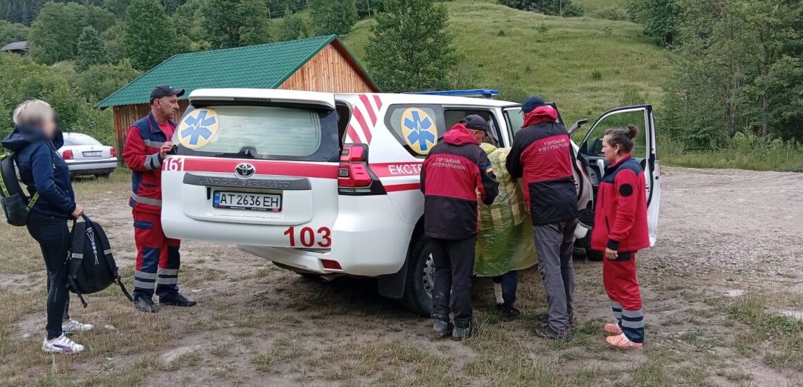 За добу гірські рятувальники Прикарпаття тричі допомагали травмованим туристам За добу гірські рятувальники Прикарпаття тричі допомагали травмованим туристам