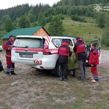 За добу гірські рятувальники Прикарпаття тричі допомагали травмованим туристам За добу гірські рятувальники Прикарпаття тричі допомагали травмованим туристам